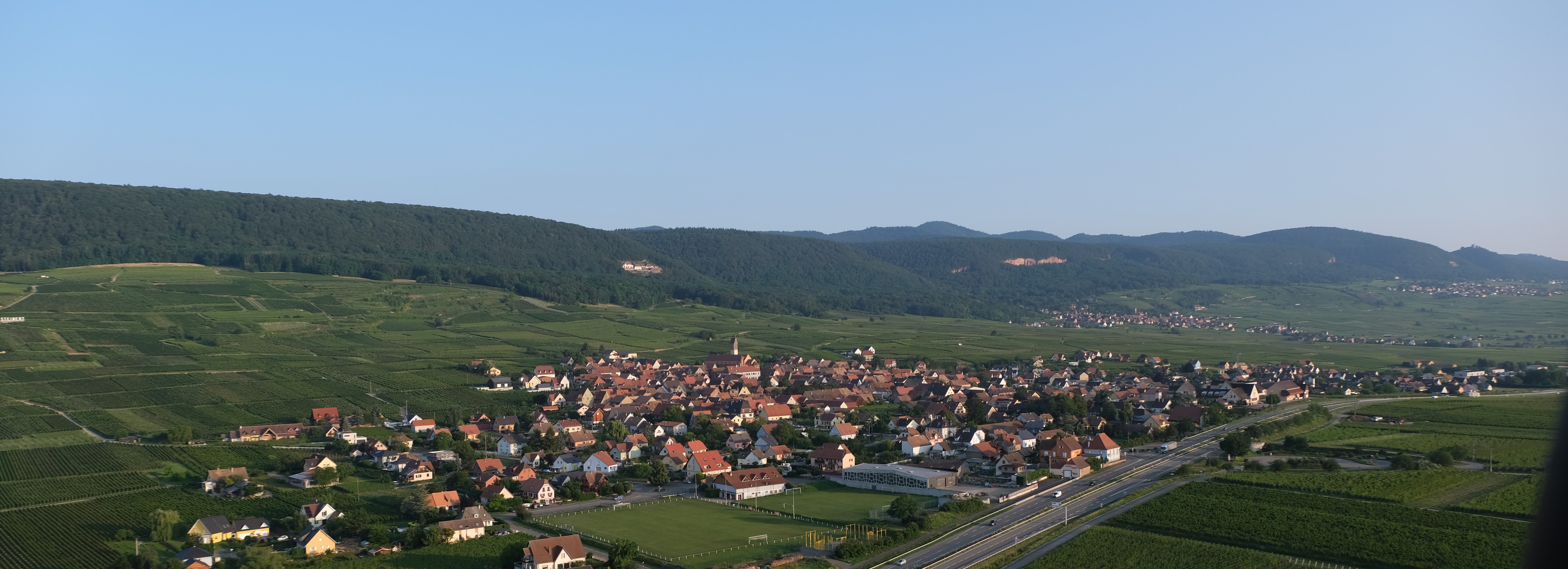 Vue-aérienne-de-Pfaffenheim-est-ses-montagnes-SE