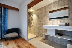 Figure 22A salle de bain avec douche à l'italienne, chambre JUNIOR